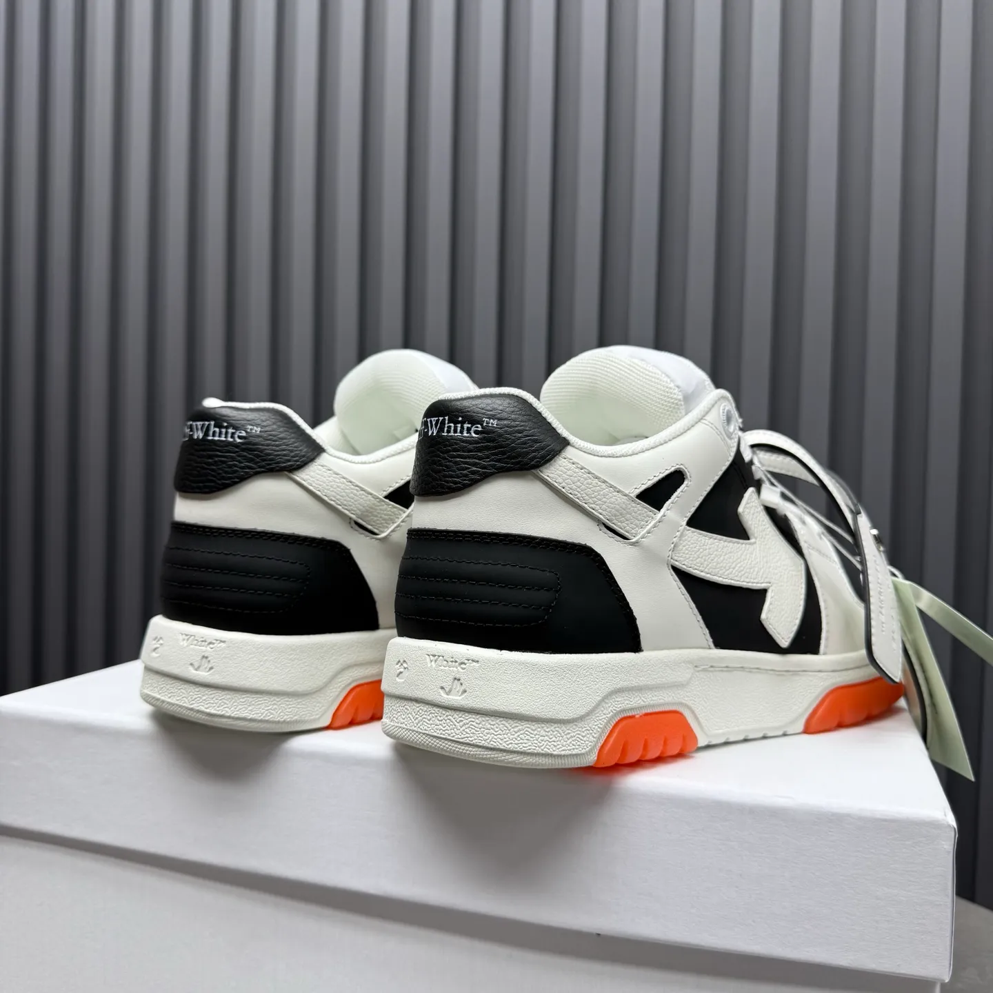 【off- white】P: 620💰Couple model👫, Size: 35-44 (Customized for men 38.45.46) High-quality version👊 "Out of office" series original molding, original lasting, production process 1:1 Original ➰OFF GRAY WHITE OW ➰ First-layer cowhide Imported skin-friendly and environmentally friendly polyester mesh Original molding high elastic and environmentally friendly molding pad Made with the original lasting process. The original molded rubber outsole (never yellows and deforms) has a super correct shape, bright color and strong three-dimensional effect👍. Packaging💯Full set of packaging synchronized with the official website (branded paper, certificate of quality, branded cloth bag)